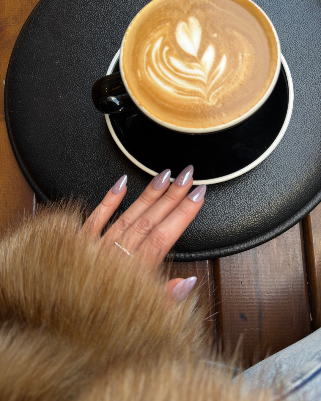 Viola Shine - Short Almond - 30 Adet Takma Tırnak