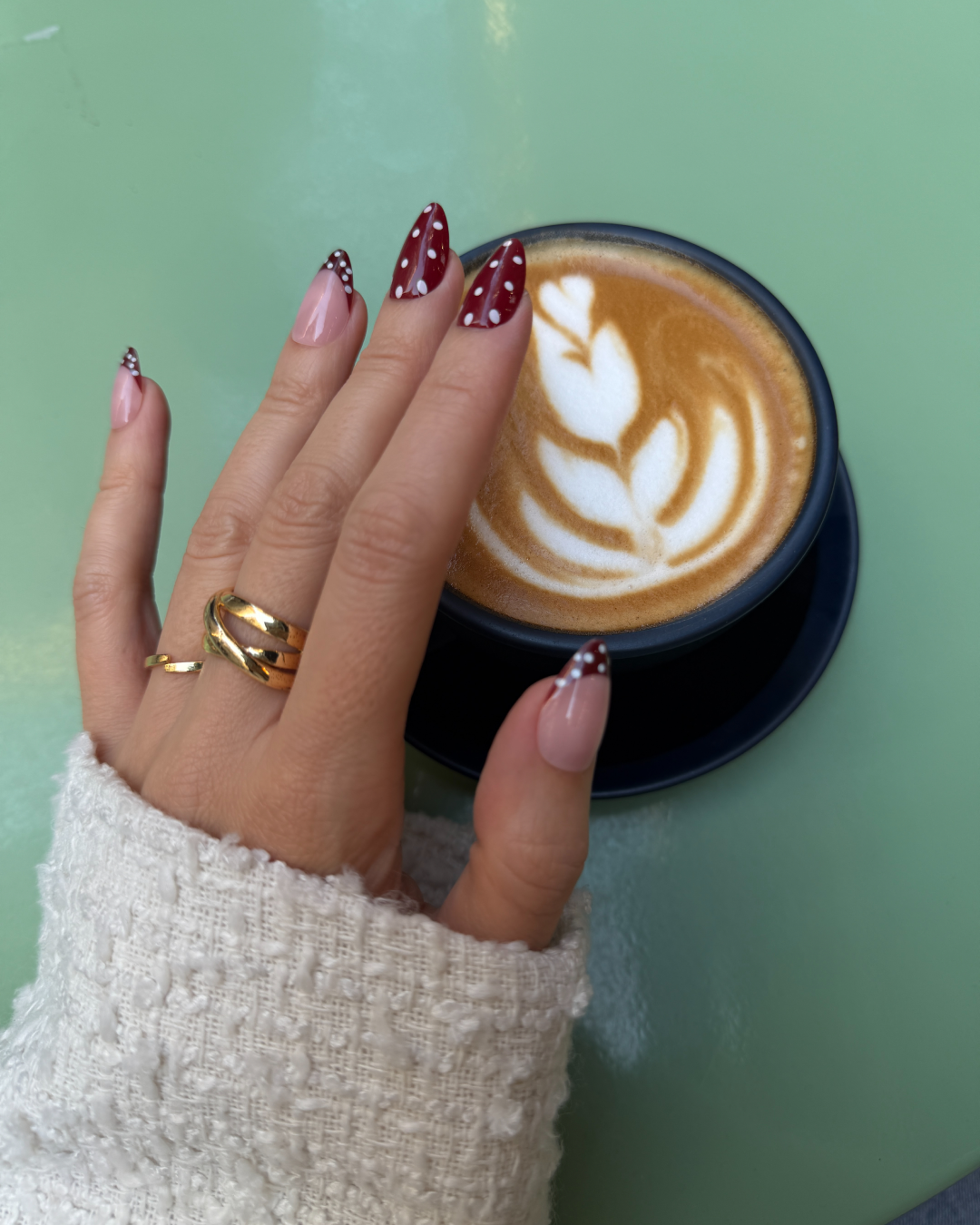 Polka Dots - Short Almond - 30 Adet Takma Tırnak